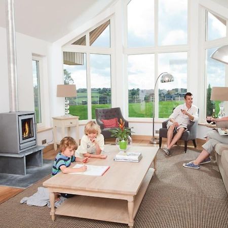 Swandown Lodges Chard Esterno foto