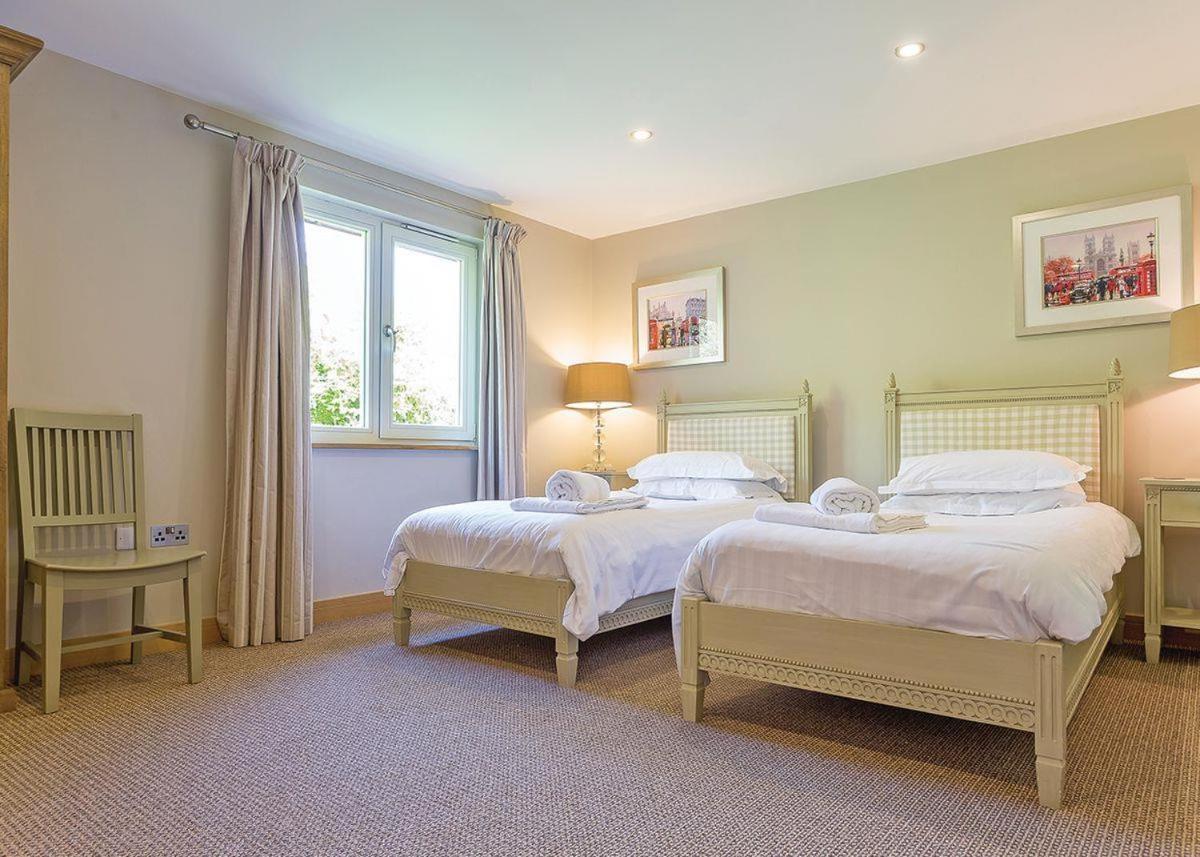 Swandown Lodges Chard Esterno foto