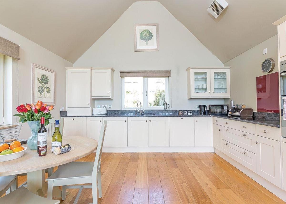 Swandown Lodges Chard Esterno foto