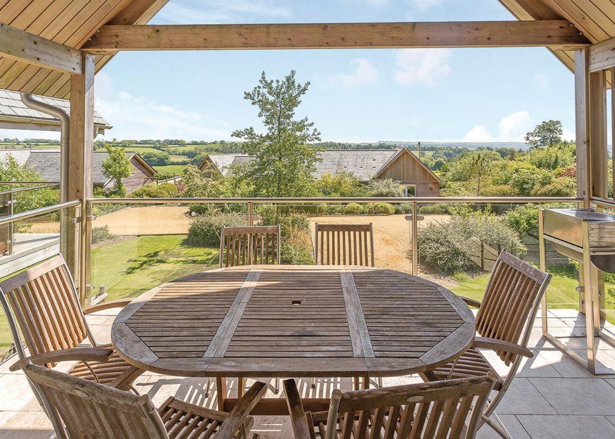 Swandown Lodges Chard Esterno foto