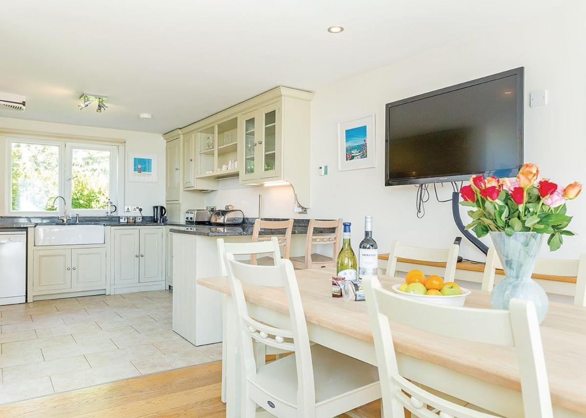 Swandown Lodges Chard Esterno foto