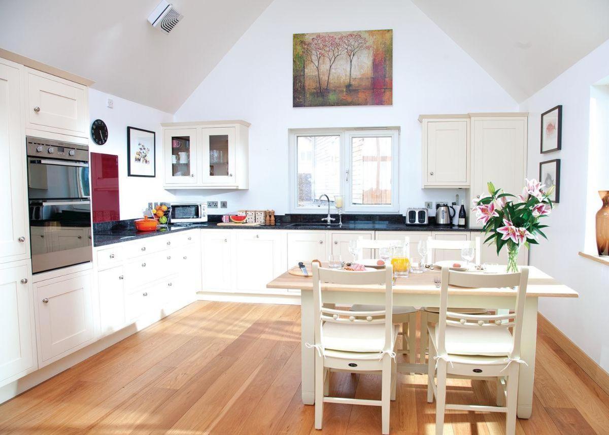 Swandown Lodges Chard Esterno foto